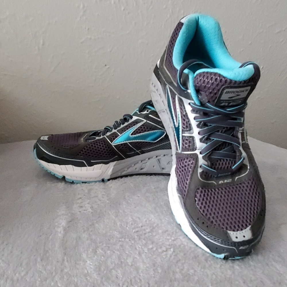 Womans 8.5 brooks addiction A12 new sneakers